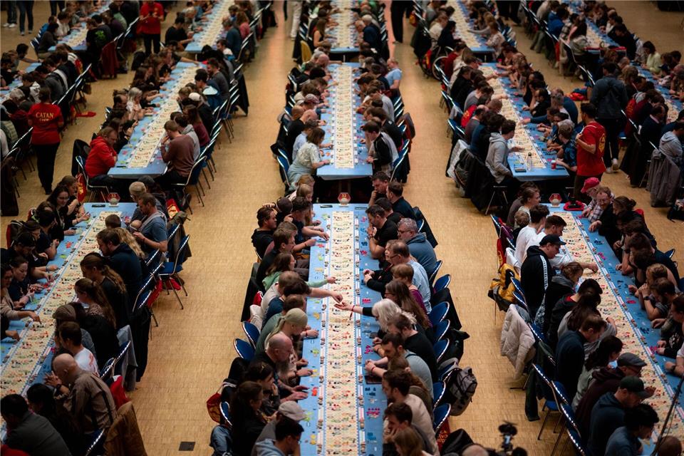 Catan-Fans knacken Weltrekord in Essener Grugahalle  Dem Unternehmen Kosmos zufolge ist Catan binnen 30 Jahren mit vielen Erweiterungen mehr als 45 Millionen Mal in gut 100 Ländern verkauft worden.Fabian Strauch/dpa