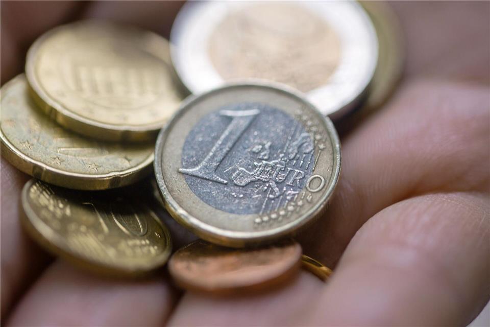 Dem Vergleichsportal Verivox zufolge bieten 43 Prozent der untersuchten Sparkassen keine oder kaum Zinsen aufs Tagesgeld. (Symbolbild)Fernando Gutierrez-Juarez/dpa