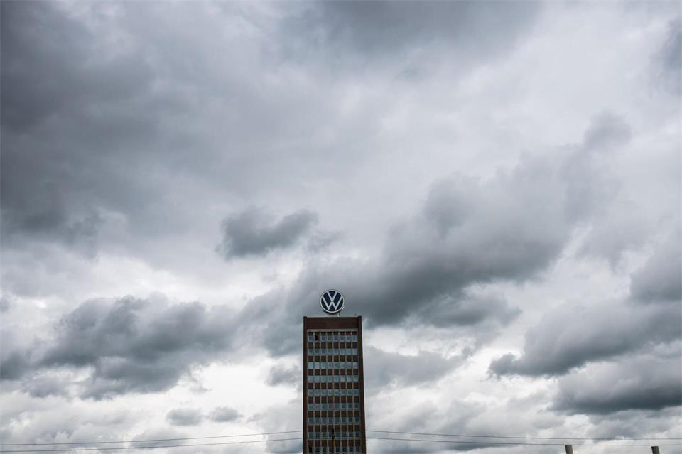 Dem Wolfsburger Autobauer droht ein Arbeitskampf. (Archivbild)Julian Stratenschulte/dpa