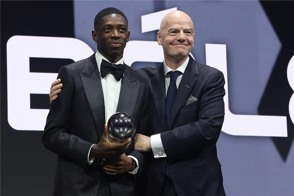 Dembélé (l.) bekam den nächsten Preis für seine starken Leistungen.Mohamed Farag/FIFA/FIFA via Getty Images/dpa