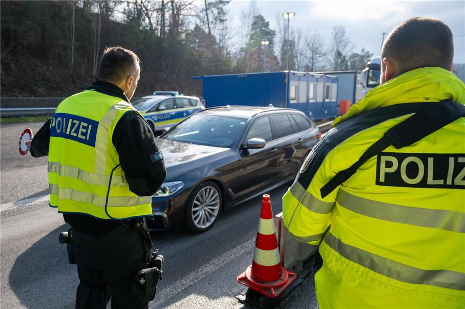 Wie eine Grenzregion mit verlängerten Kontrollen umgeht Demnächst wird an der Kontrollstelle auf der Autobahn aus Luxemburg ein großes Zelt aufgebaut. (Archivbild)Harald Tittel/dpa
