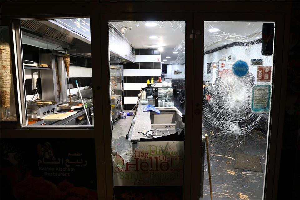Demo-Teilnehmer haben laut Polizei an einem Imbiss in der Dortmunder Innenstadt Scheiben eingeschlagen. Warum, wird noch ermittelt. Alex Talash/dpa