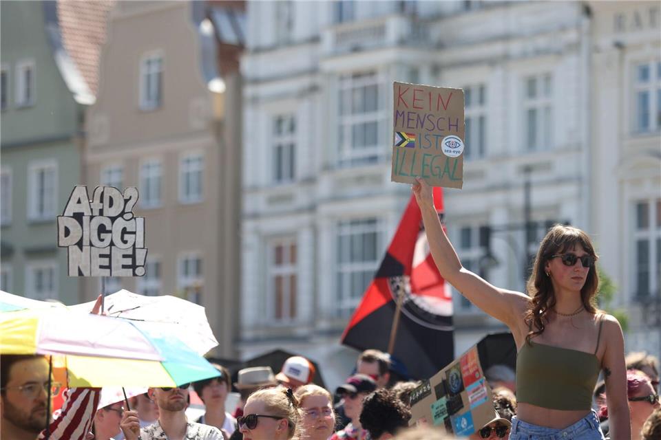 Demo und Gegendemo in Rostock.Danny Gohlke/dpa