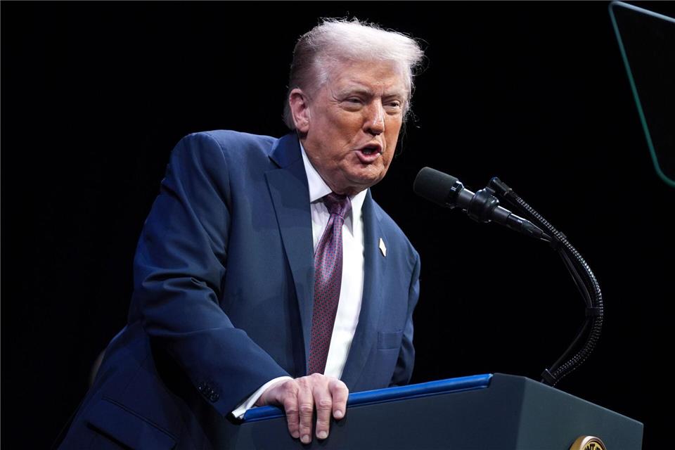 Demokraten und das „Wall Street Journal“ haben eine Kopie eines angeblichen Geburtstagsgrußes von Trump an den Sexualstraftäter Epstein veröffentlicht, von dem der US-Präsident bestritten hat, Urheber zu sein.Evan Vucci/AP/dpa