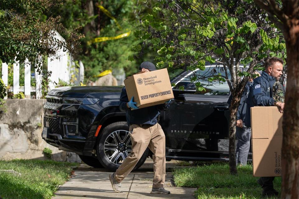 Demokraten verurteilen die Durchsuchung bei der US-Abgeordneten Omar scharf. J. Scott Applewhite/AP/dpa