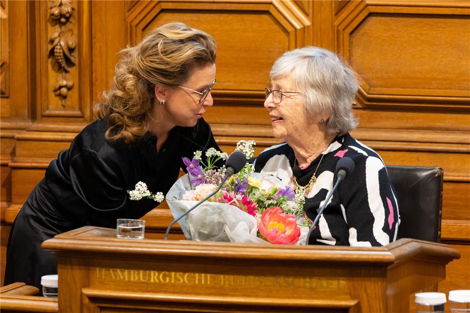 „Demokratie ist zerbrechlich„, warnt die Holocaust-Überlebende Helga Melmed (r) bei einer Gedenkstunde, Parlamentspräsidentin Carola Veit (l) sieht Demokratien bereits bedroht.Ulrich Perrey/dpa