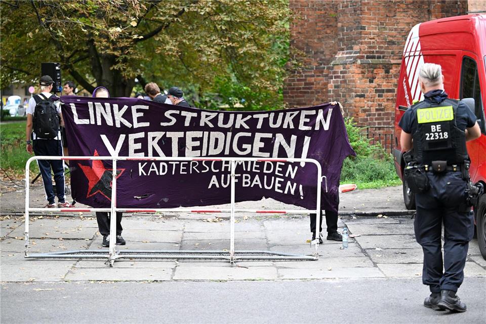 Demonstranten begleiten den Prozess mit Protesten. Soeren Stache/dpa