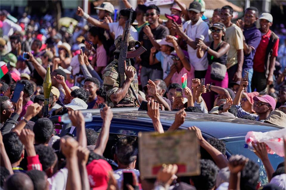 Militär übernimmt Macht in Madagaskar Demonstranten bejubeln Angehörige des Militärs auf Madagaskar, als diese den Sturz des Präsidenten ankündigen.Brian Inganga/AP/dpa