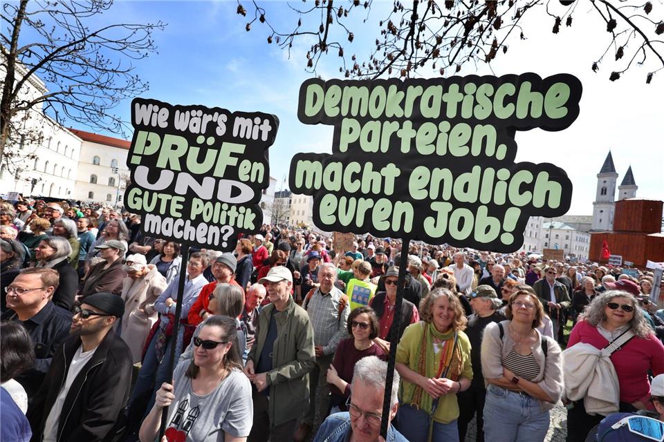 Demonstranten beteiligen sich an einer Kundgebung des Wohn- und Kulturzentrums für Geflüchtete „Bellevue di Monaco“ zur „Prüf-Kampagne“. Diese fordert, dass alle rechtsextreme Parteien vom Bundesverfassungsgericht überprüft werden.Karl-Josef Hildenbrand/dpa