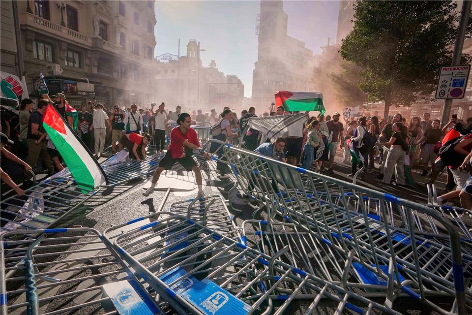 Bilder des Tages Demonstranten blockieren die Straße, um die einundzwanzigste Etappe des spanischen Radrennens inMadrid zu stören.Manu Fernandez/AP/dpa