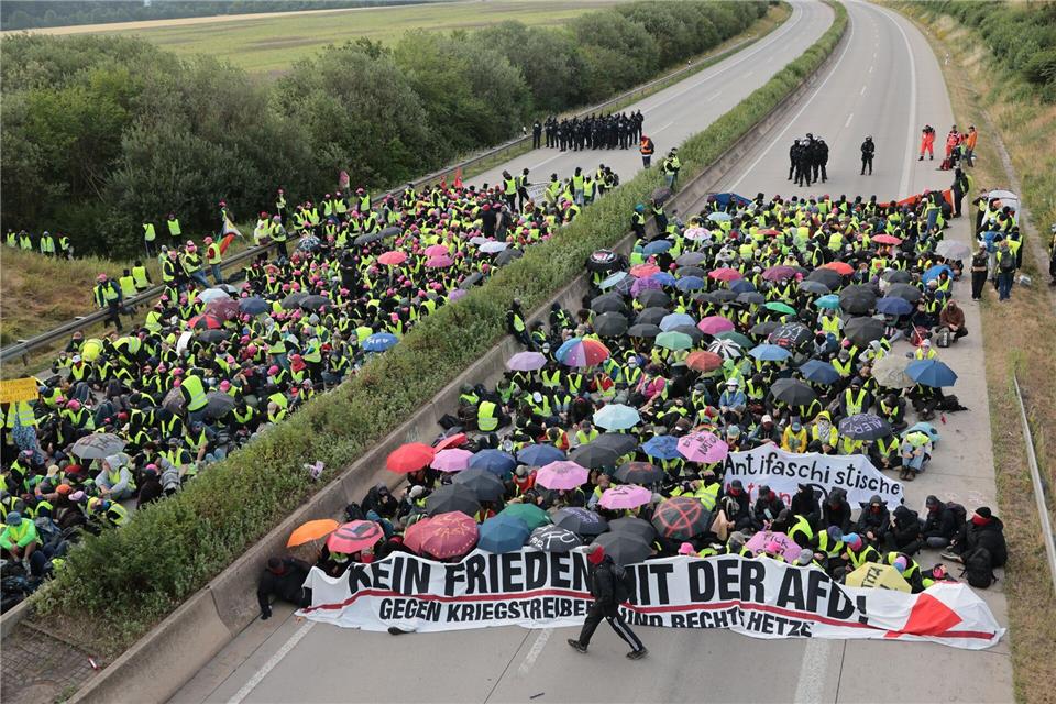 Demonstranten blockieren zeitweise die Autobahn A71 bei Erfurt.Michael Reichel/dpa