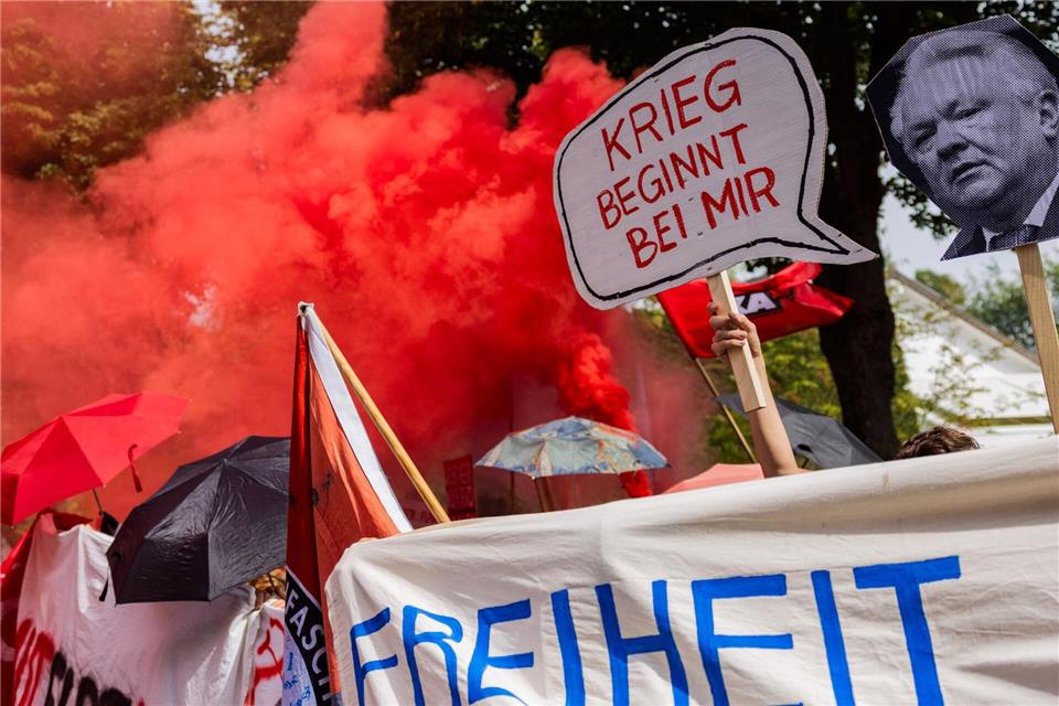 Demonstranten demonstrieren in Meerbusch bei Düsseldorf gegen Rüstungskonzern Rheinmetall. Rolf Vennenbernd/dpa