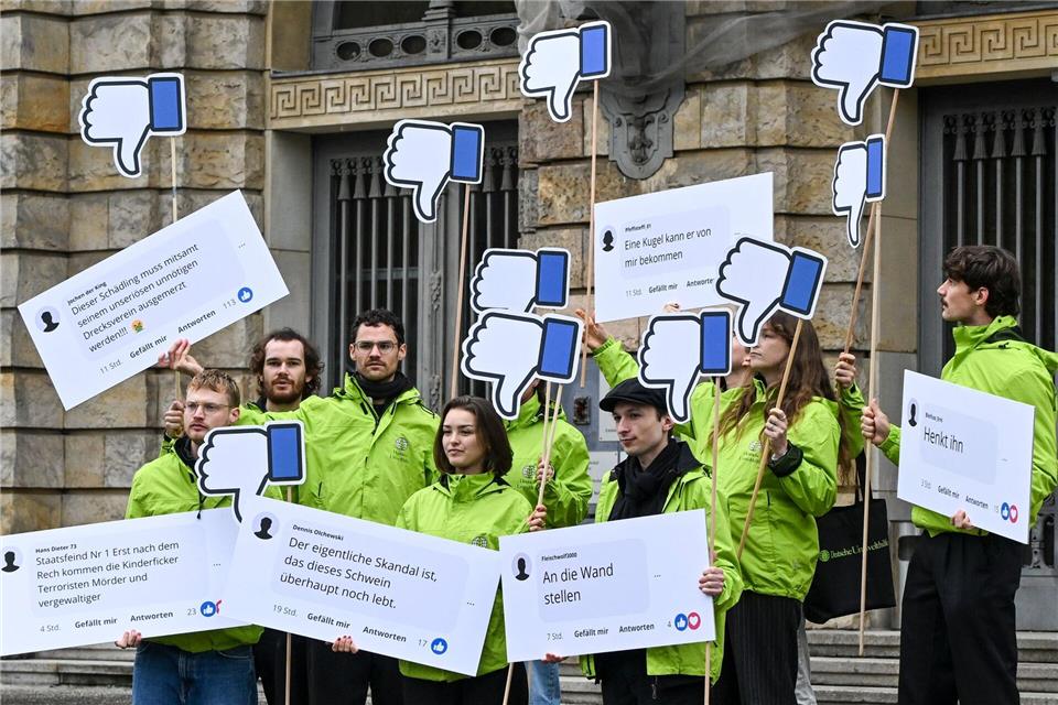 Umwelthilfe kämpft weiter um Schließung von Facebook-Gruppen Demonstranten der Deutschen Umwelthilfe (DUH) stehen mit Plakaten vor dem Kammergericht Berlin.Jens Kalaene/dpa