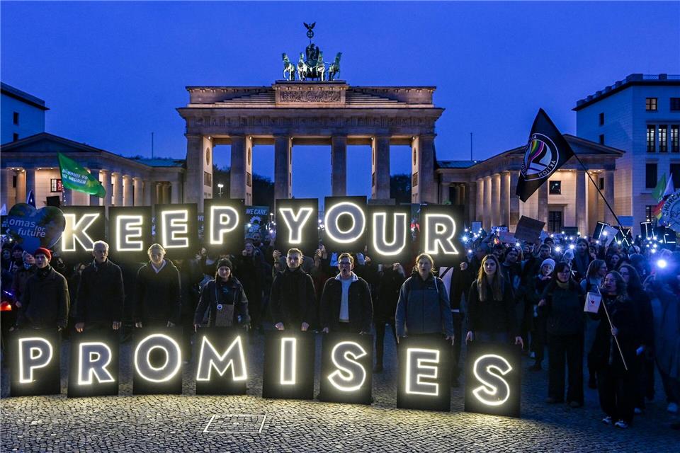Demonstranten der Klimabewegung Fridays for Future zur Weltklimakonferenz COP30 am Brandenburger Tor. Jens Kalaene/dpa