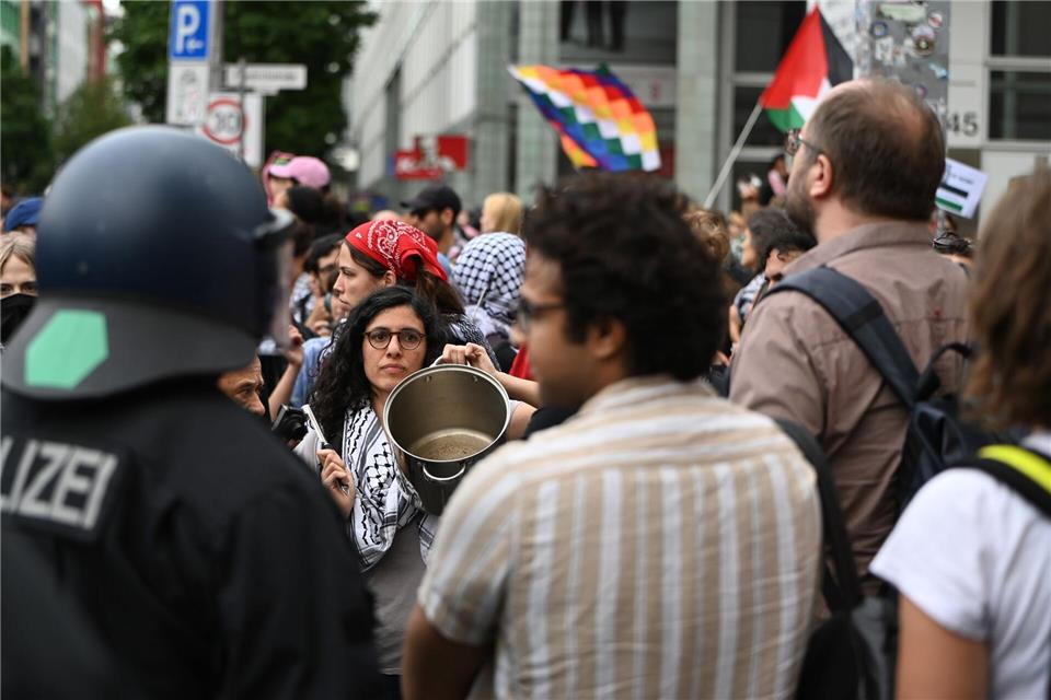 Demonstranten fordern bei einer propalästinensischen Demonstration ein Ende des Hungers im Gazastreifen.Malin Wunderlich/dpa