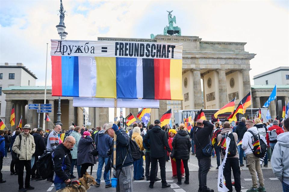 Demonstranten forderten am Brandenburger Tor in Berlin unter anderem den Rücktritt der Bundesregierung und ein Ende des Krieges in der Ukraine. Annette Riedl/dpa