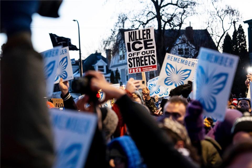 Demonstranten forderten den Abzug von ICE.Christopher Katsarov/The Canadian Press/AP/dpa