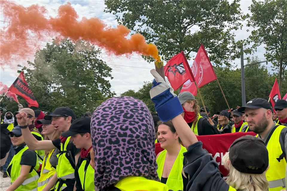 Demonstranten haben Rauchfackeln angezündet.Sven Kaeuler/dpa