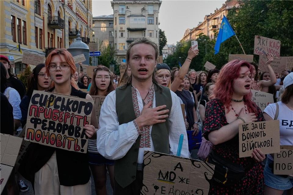 Demonstranten haben die Entlassung von Armeechef Syrskyj erreicht. Efrem Lukatsky/AP/dpa