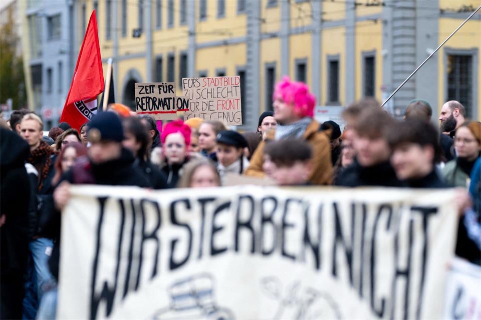 Demonstranten haben sich am Erfurter Anger mit Plakaten, Fahnen und Bannern versammelt.Jacob Schröter/dpa