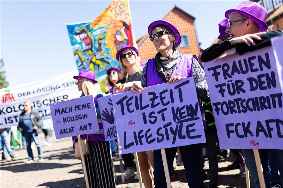 Demonstranten halten Schilder etwa mit der Aufschrift: „Teilzeit ist kein Lifestyle“.Michael Matthey/dpa