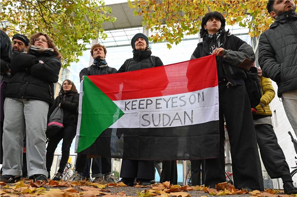 Demonstranten in Berlin fordern „Stoppt den Krieg im Sudan“  Demonstranten hatten sich vor dem Auswärtigen Amt versammelt, um auf die Situation im Sudan aufmerksam zu machen. Elisa Schu/dpa