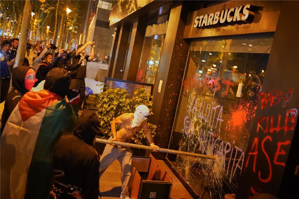 Streiks und Demos in Spanien gegen Israel wegen Gaza Demonstranten in Barcelona griffen Geschäfte und Restaurants an, denen sie eine Unterstützung Israels vorwerfen.Bernat Armangue/AP/dpa
