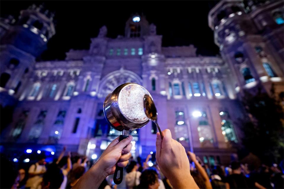 Demonstranten in Spanien fordern bezahlbaren Wohnraum. A. Pérez Meca/EUROPA PRESS/dpa