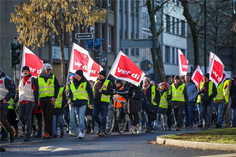 Demonstranten laufen im Zuge der Kundgebung der Gewerkschaft Ver.di durch Düsseldorf.Christoph Reichwein/dpa
