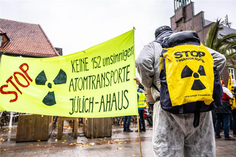 Demonstranten lehnen die geplanten Castor-Transporte als „unsinnig“ ab.Guido Kirchner/dpa