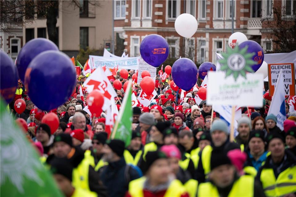 Demonstranten machen Druck auf der Straße. Philip Dulian/dpa
