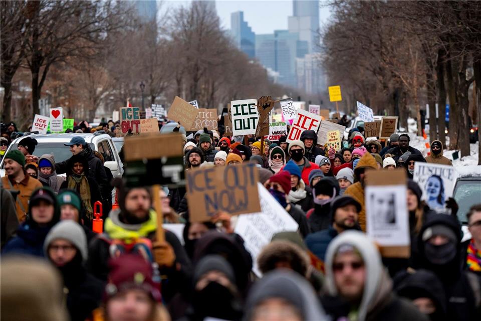 Demonstranten marschieren während einer Kundgebung für eine Frau, die Anfang der Woche von einem ICE-Beamten in Minneapolis erschossen wurde.Christopher Katsarov/The Canadian Press/AP/dpa