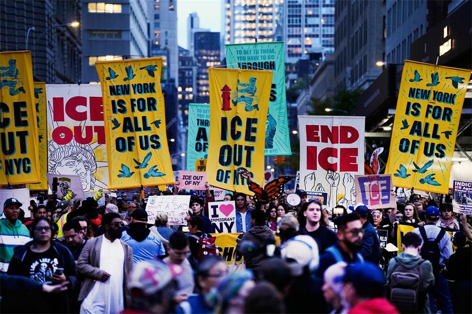 Demonstranten marschieren während einer Protestkundgebung gegen die Einwanderungsbehörde ICE durch die Straßen von New York und halten Plakate.Madison Swart/AP/dpa