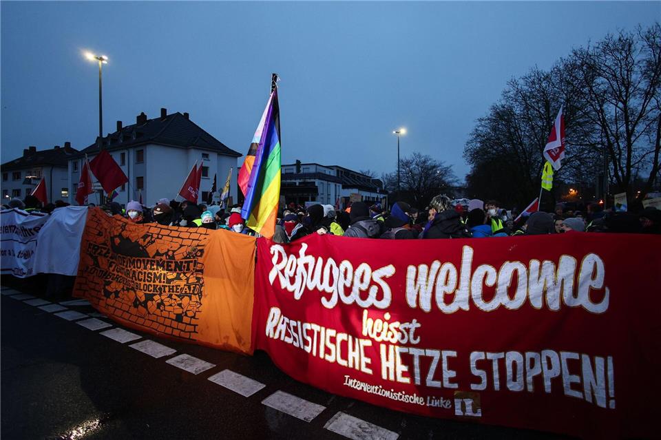 Demonstranten mit Transparenten stehen auf einer Kreuzung.Hannes P. Albert/dpa