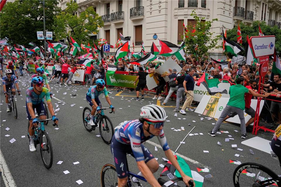 Demonstranten mit palästinensischen Fahnen sorgen bei der Vuelta für chaotische Zustände.Miguel Oses/AP/dpa