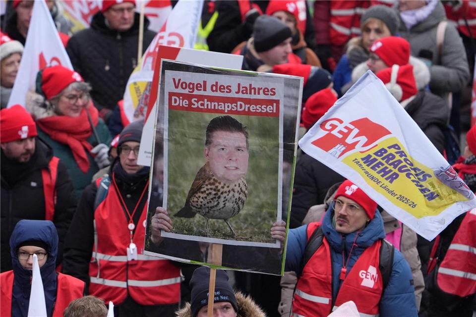 Demonstranten nehmen Hamburgs Finanzsenator Andreas Dressel aufs Korn, der die Verhandlungen für die Tarifgemeinschaft der Länder führt. Marcus Brandt/dpa