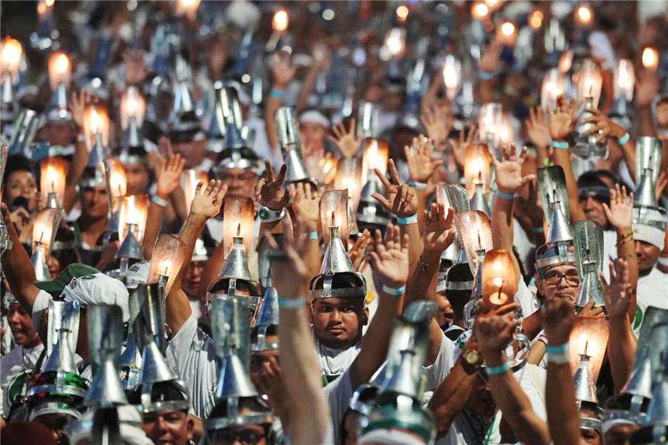 Demonstranten nehmen am Marsch der Waldvölker zur Verteidigung des Waldes, der territorialen Rechte und der Klimaverantwortung während des COP30-Klimagipfels in Belem in Brasilien teil.Andre Penner/AP/dpa