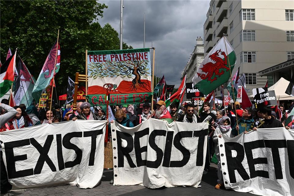 Demonstranten nehmen an einem Pro-Palästina-Marsch in London teil.Thomas Krych/AP/dpa