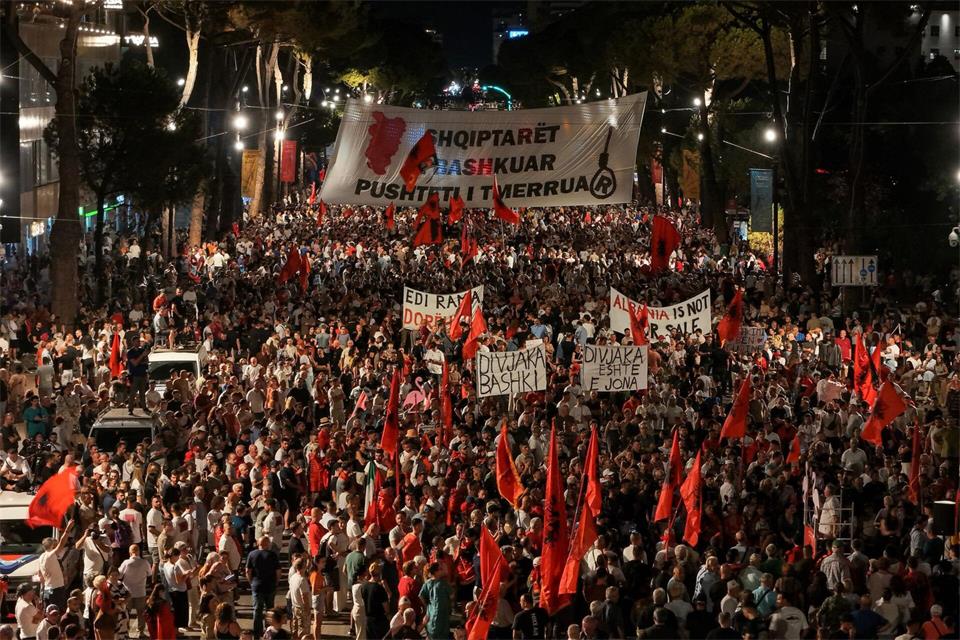 Demonstranten nehmen in Tirana an einer Demonstration gegen Pläne zum Bau eines Luxusresorts in einem geschützten Küstengebiet teil.Hameraldi Agolli/AP/dpa