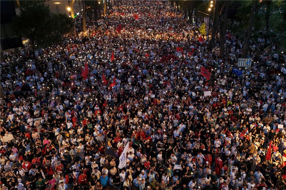 Demonstranten nehmen in Tirana an einer Kundgebung gegen den Bau eines Immobilienprojekts in Verbindung mit Jared Kushner und Ivanka Trump in der Lagune von Narta teil.Hameraldi Agolli/AP/dpa