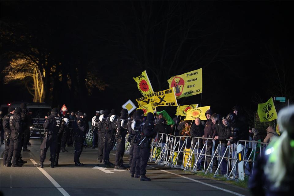 Demonstranten postierten sich in Ahaus entlang der Route des Konvois.Christoph Reichwein/dpa