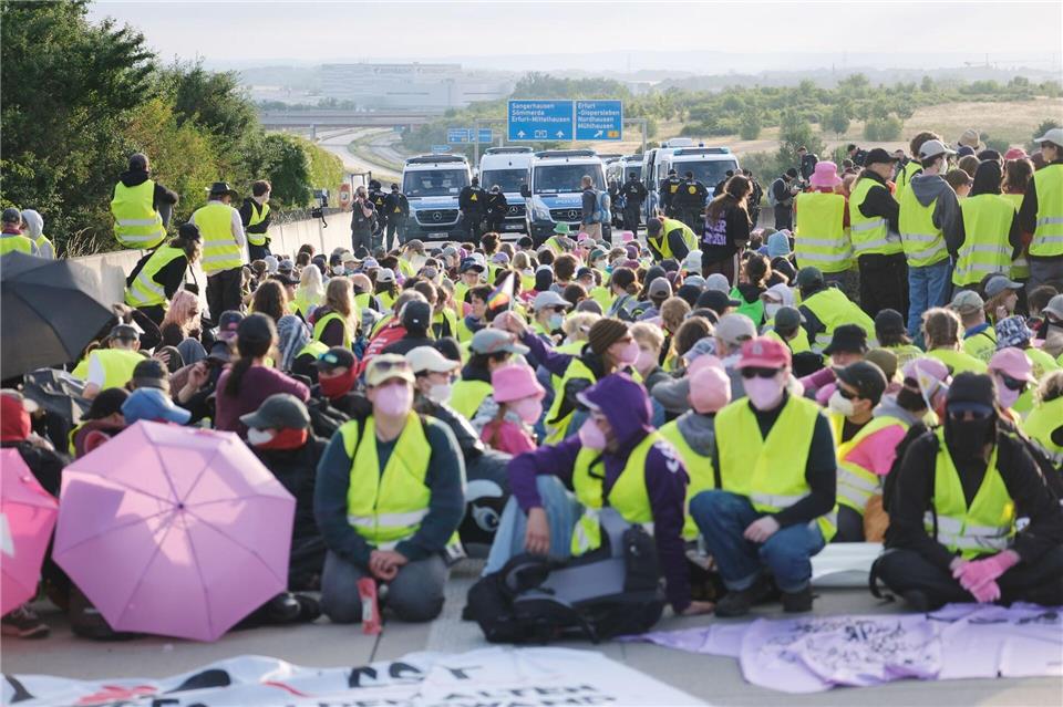 Demonstranten protestieren auf der A71 in Höhe Gispersleben gegen den Bundesparteitag der AfD im Erfurt. Sebastian Willnow/dpa