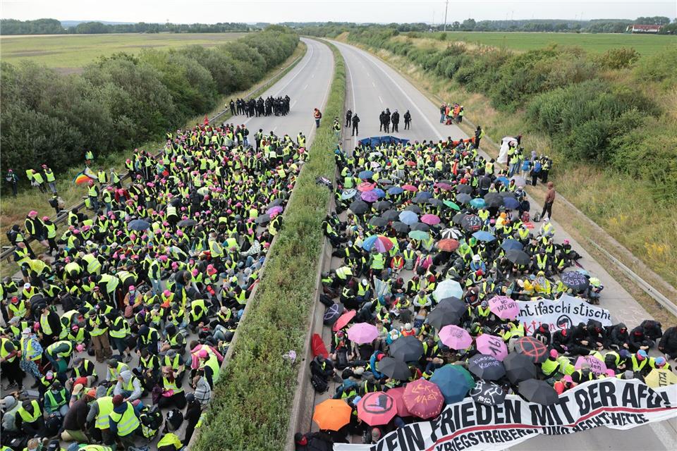 Demonstranten protestieren auf der Autobahn A71 bei Gottstedt gegen den AfD-Bundesparteitag in Erfurt. Michael Reichel/dpa