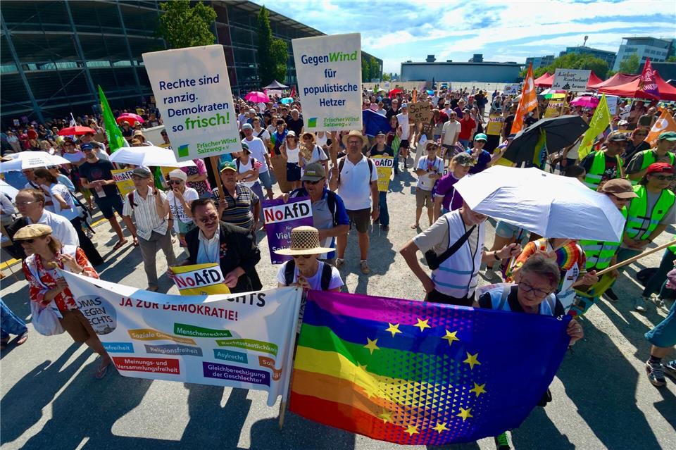 Demonstranten protestieren gegen den Landesparteitag der AfD Bayern.Armin Weigel/dpa