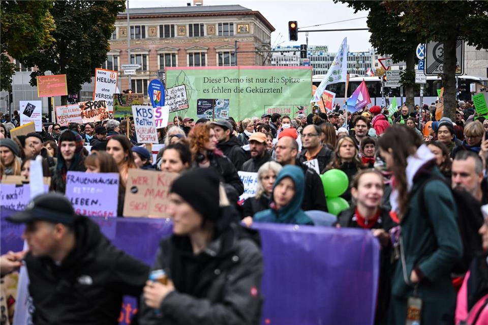 Demonstranten protestieren gegen geplante Kürzungen in Berlin. Britta Pedersen/dpa