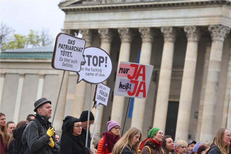 Demonstranten protestieren gegen sexualisierte Gewalt. Karl-Josef Hildenbrand/dpa