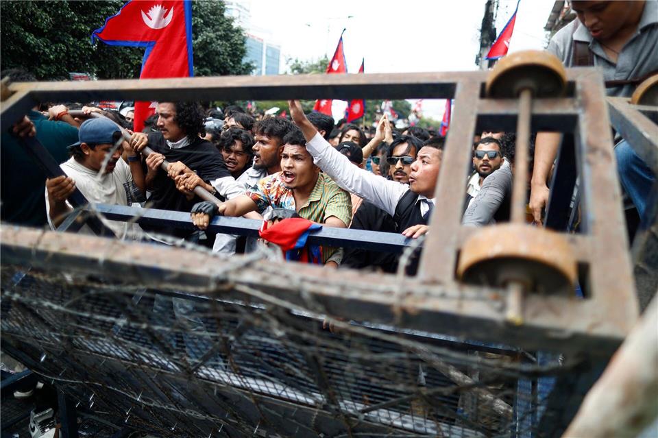 Demonstranten protestierten gegen Korruption und die Abschaltung der sozialen Medien durch die Regierung Nepals.Skanda Gautam/ZUMA Press Wire/dpa