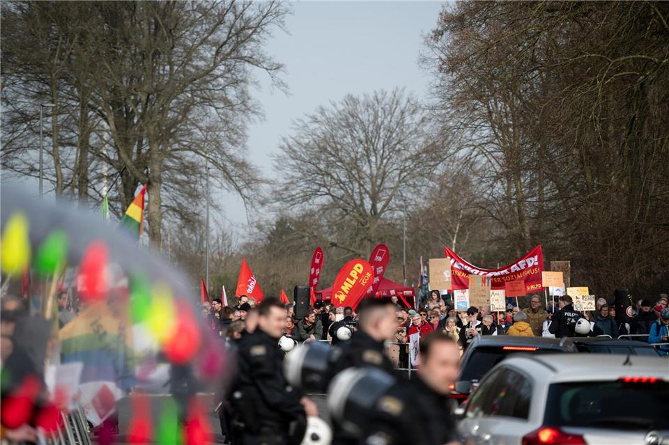 Demonstranten protestierten gegen die AfD.Fabian Strauch/dpa