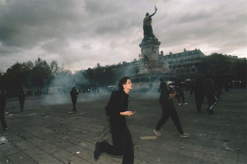 Demonstranten rennen über den Place de la République, während in Paris Tränengas in der Luft hängt.Fabian Suspensivo/ZUMA Press Wire/dpa