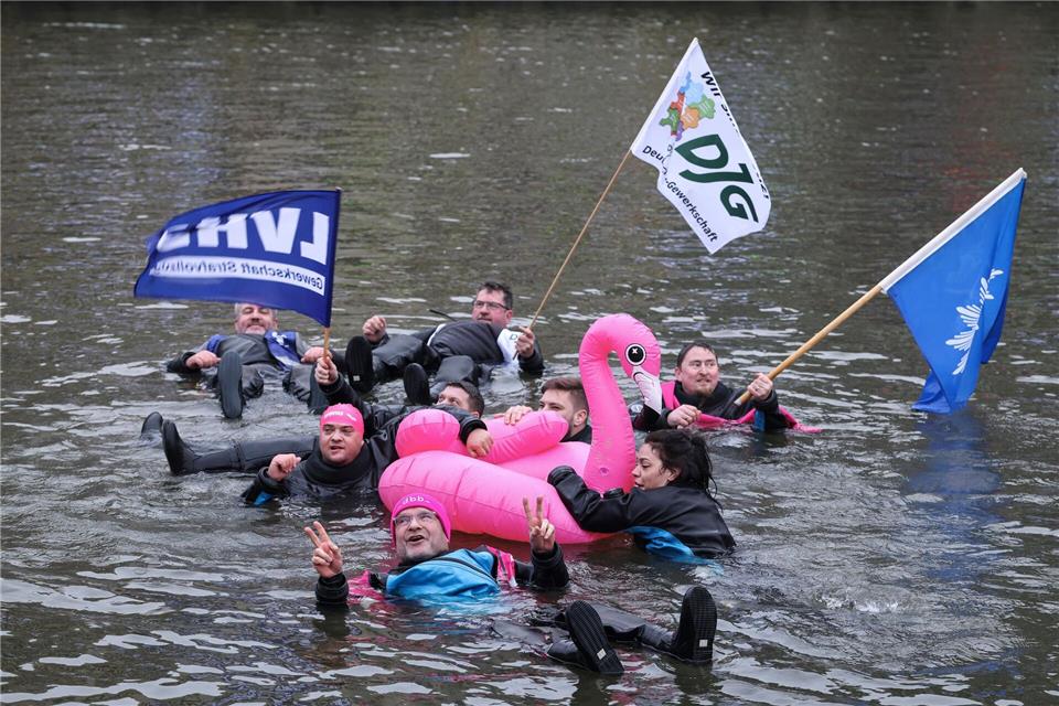 Demonstranten schwimmen in der kalten Elbe. Christian Charisius/dpa